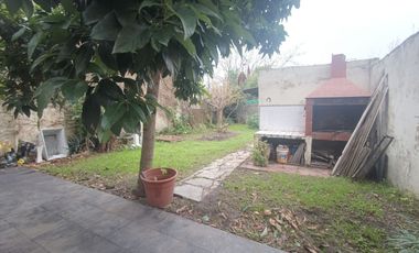 Casa de 4 ambientes con GRAN TERRENO libre