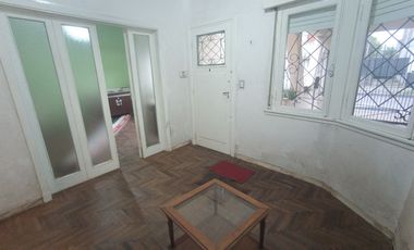 Casa de 4 ambientes con GRAN TERRENO libre