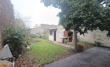 Casa de 4 ambientes con GRAN TERRENO libre