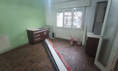 Casa de 4 ambientes con GRAN TERRENO libre