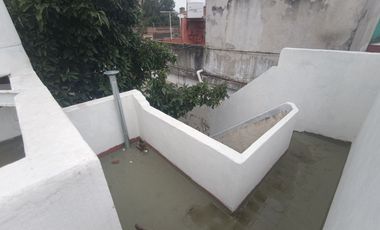 Casa de 4 ambientes con GRAN TERRENO libre