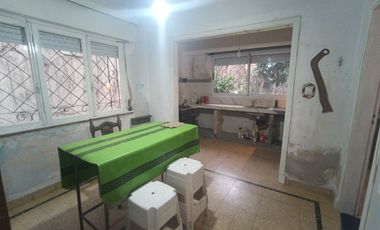 Casa de 4 ambientes con GRAN TERRENO libre