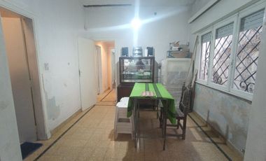 Casa de 4 ambientes con GRAN TERRENO libre