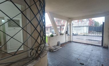 Casa de 4 ambientes con GRAN TERRENO libre