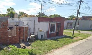 Casa en venta - 2 Dormitorios 1 Baño - 100Mts2 - Berazategui