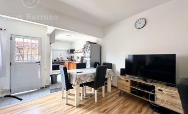 Venta Departamento en  Planta Alta de 3 ambientes con patio. Remedios de Escalada.