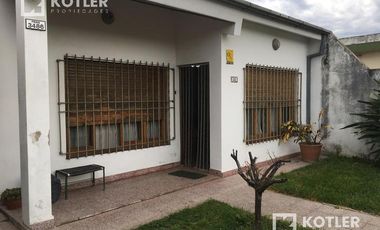 Chalet de 3 amb c/entrada de auto y jardín en José Mármol
