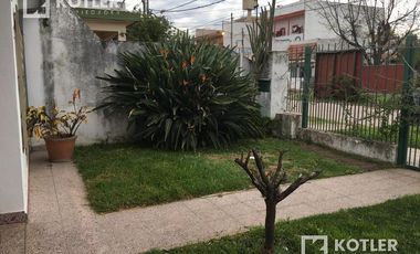 Chalet de 3 amb c/entrada de auto y jardín en José Mármol