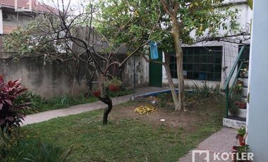 Chalet de 3 amb c/entrada de auto y jardín en José Mármol