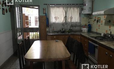 Chalet de 3 amb c/entrada de auto y jardín en José Mármol