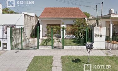 Chalet de 3 amb c/entrada de auto y jardín en José Mármol