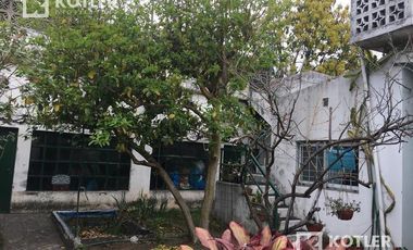 Chalet de 3 amb c/entrada de auto y jardín en José Mármol