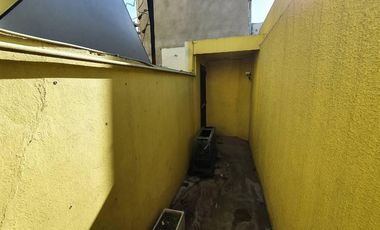 Depto tipo casa por pasillo