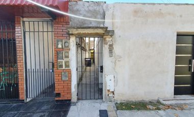 Depto tipo casa por pasillo