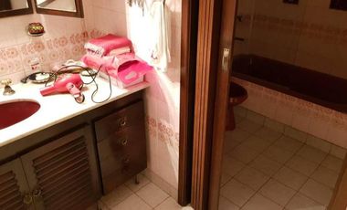 Chalet de varios ambientes con sólida construcción y gran ubicación