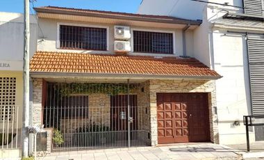 Chalet de varios ambientes con sólida construcción y gran ubicación