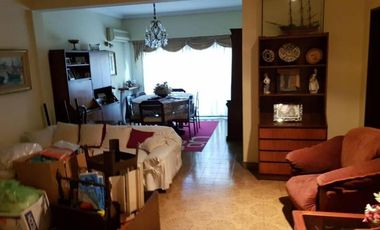 Chalet de varios ambientes con sólida construcción y gran ubicación