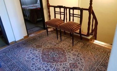 Chalet de varios ambientes con sólida construcción y gran ubicación