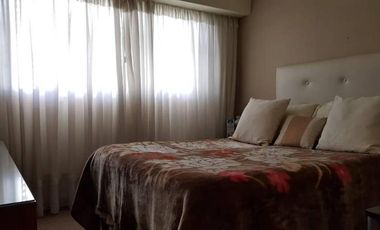 Chalet de varios ambientes con sólida construcción y gran ubicación