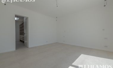 A ESTRENAR. 4 DORMITORIOS y AREA SERVICIO.