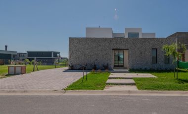 A ESTRENAR. 4 DORMITORIOS y AREA SERVICIO.