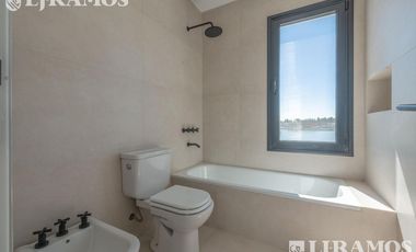 A ESTRENAR. 4 DORMITORIOS y AREA SERVICIO.