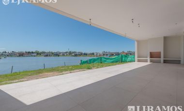 A ESTRENAR. 4 DORMITORIOS y AREA SERVICIO.