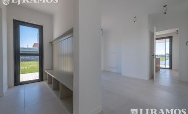 A ESTRENAR. 4 DORMITORIOS y AREA SERVICIO.