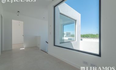 A ESTRENAR. 4 DORMITORIOS y AREA SERVICIO.