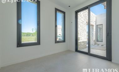 A ESTRENAR. 4 DORMITORIOS y AREA SERVICIO.