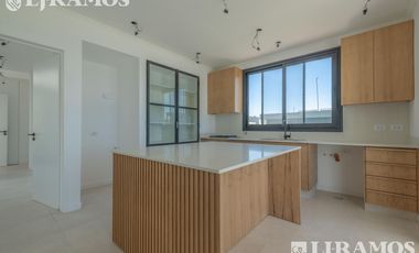 A ESTRENAR. 4 DORMITORIOS y AREA SERVICIO.