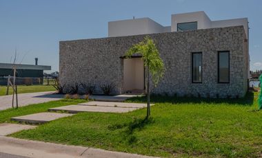 A ESTRENAR. 4 DORMITORIOS y AREA SERVICIO.