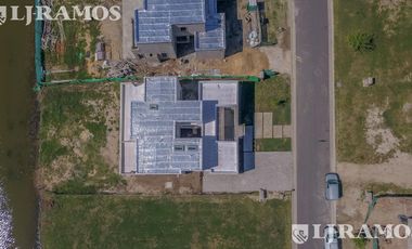 A ESTRENAR. 4 DORMITORIOS y AREA SERVICIO.