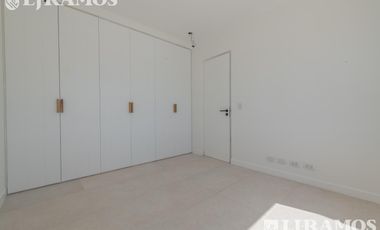 A ESTRENAR. 4 DORMITORIOS y AREA SERVICIO.