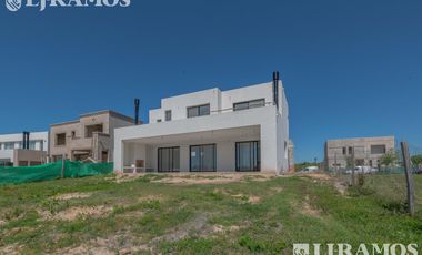 A ESTRENAR. 4 DORMITORIOS y AREA SERVICIO.