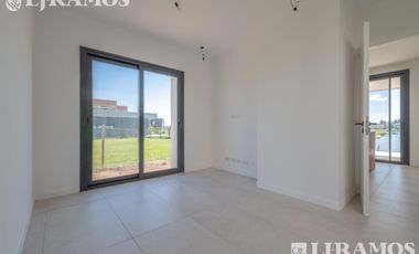 A ESTRENAR. 4 DORMITORIOS y AREA SERVICIO.