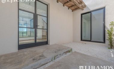 A ESTRENAR. 4 DORMITORIOS y AREA SERVICIO.