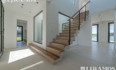 A ESTRENAR. 4 DORMITORIOS y AREA SERVICIO.