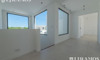 A ESTRENAR. 4 DORMITORIOS y AREA SERVICIO.