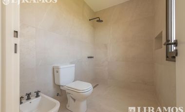 A ESTRENAR. 4 DORMITORIOS y AREA SERVICIO.