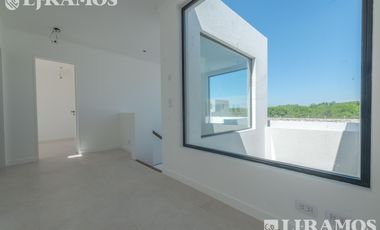 A ESTRENAR. 4 DORMITORIOS y AREA SERVICIO.