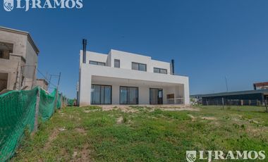 A ESTRENAR. 4 DORMITORIOS y AREA SERVICIO.