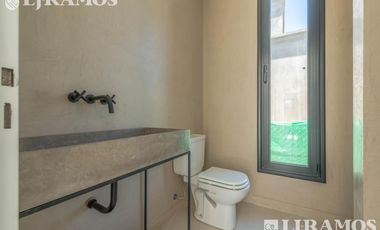 A ESTRENAR. 4 DORMITORIOS y AREA SERVICIO.