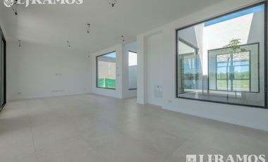 A ESTRENAR. 4 DORMITORIOS y AREA SERVICIO.