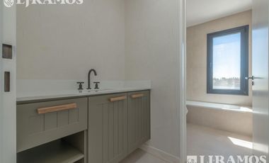 A ESTRENAR. 4 DORMITORIOS y AREA SERVICIO.