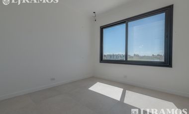 A ESTRENAR. 4 DORMITORIOS y AREA SERVICIO.