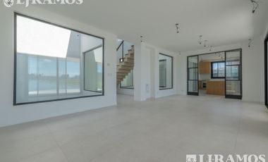 A ESTRENAR. 4 DORMITORIOS y AREA SERVICIO.