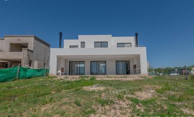 A ESTRENAR. 4 DORMITORIOS y AREA SERVICIO.