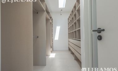 A ESTRENAR. 4 DORMITORIOS y AREA SERVICIO.