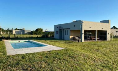 Casa en venta - 2 Dormitorios 1 Baño - Chacabuco
